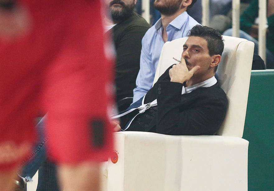 Συγγνώμη Γιαννακόπουλου για το στρινγκ στον πάγκο του Ολυμπιακού: «Ήταν μια λανθασμένη κίνηση»