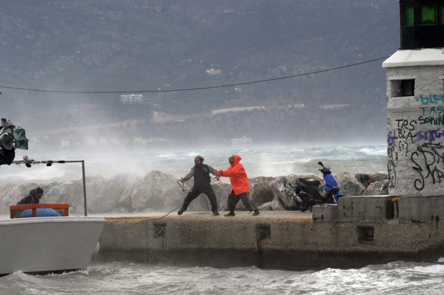 Καιρός: Η κακοκαιρία «Χιόνη» επιμένει με βροχές, ισχυρούς ανέμους και προβλήματα