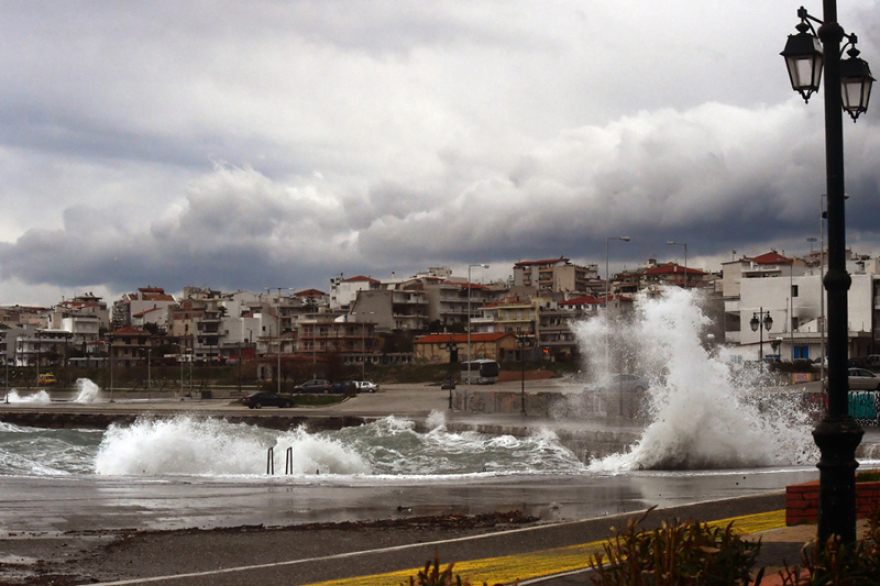 Καιρός: Η κακοκαιρία «Χιόνη» επιμένει με βροχές, ισχυρούς ανέμους και προβλήματα
