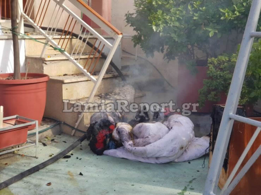 Λαμία: Σπίτι τυλίχτηκε στις φλόγες από κινητό τηλέφωνο