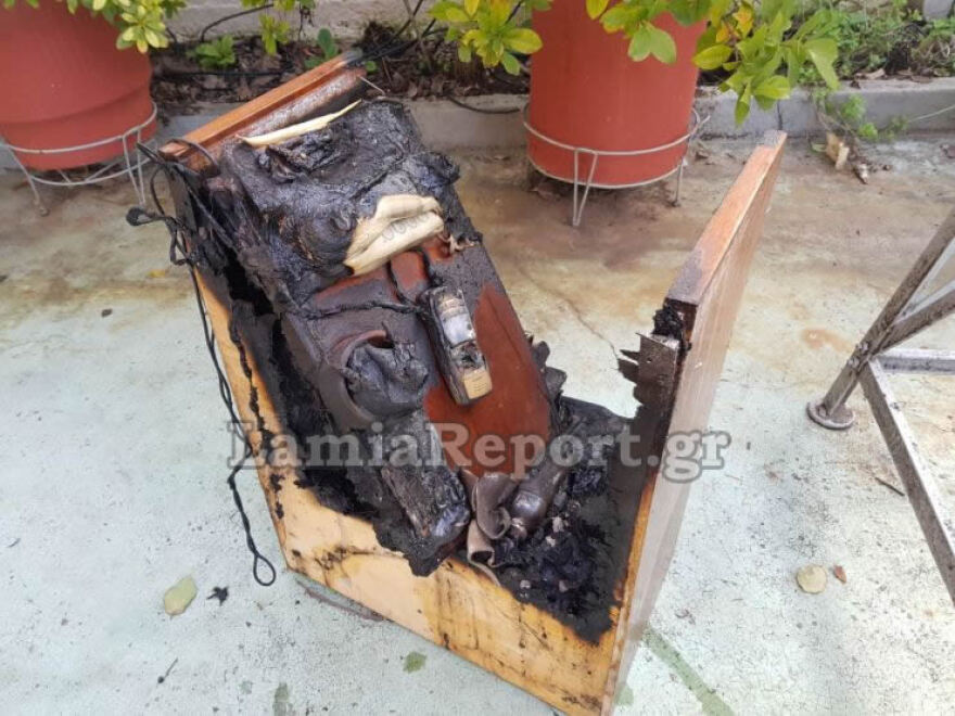 Λαμία: Σπίτι τυλίχτηκε στις φλόγες από κινητό τηλέφωνο