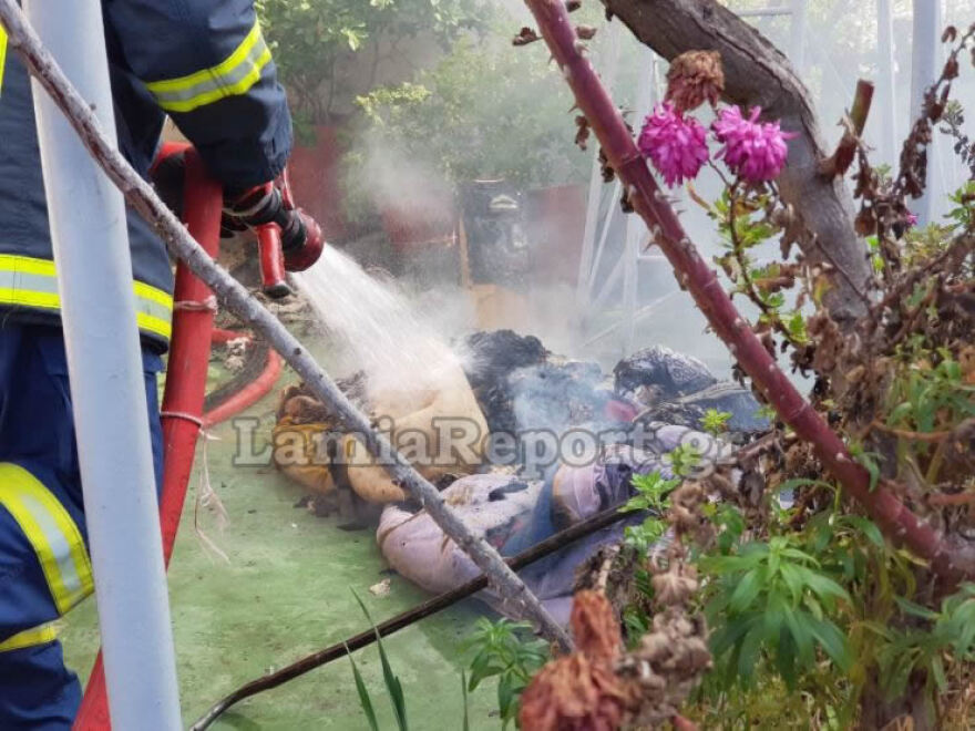 Λαμία: Σπίτι τυλίχτηκε στις φλόγες από κινητό τηλέφωνο