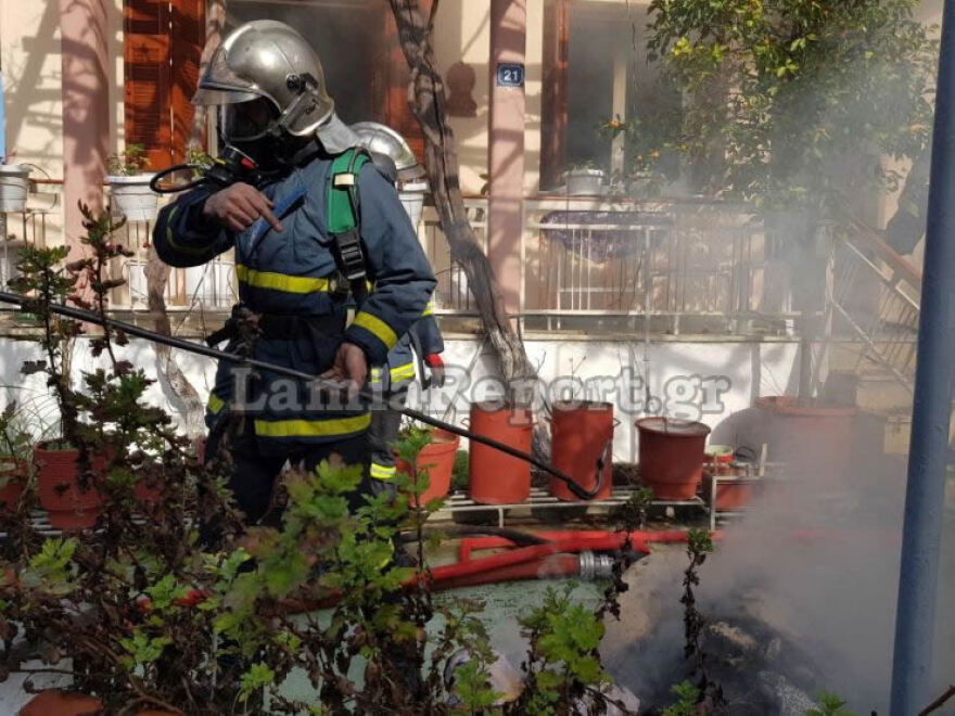 Λαμία: Σπίτι τυλίχτηκε στις φλόγες από κινητό τηλέφωνο