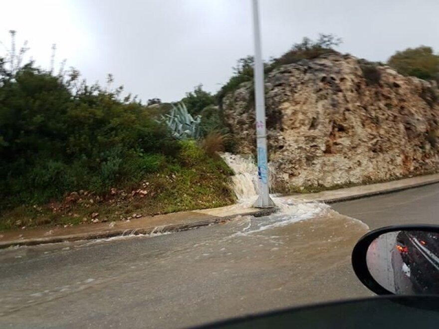 Καιρός: Η κακοκαιρία «Χιόνη» επιμένει με βροχές, ισχυρούς ανέμους και προβλήματα