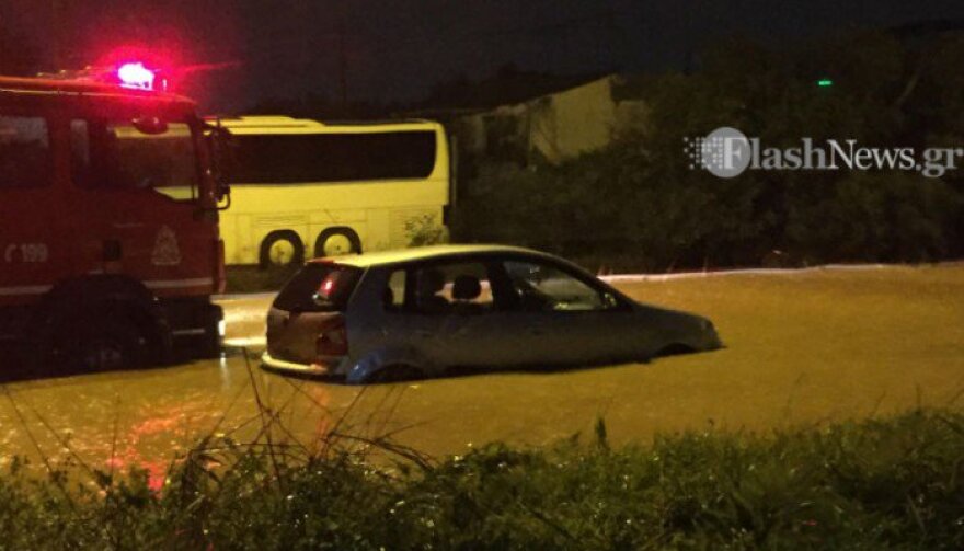 Καιρός: Η κακοκαιρία «Χιόνη» επιμένει με βροχές, ισχυρούς ανέμους και προβλήματα