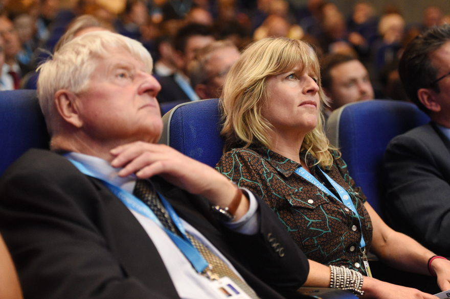 Ρέιτσελ Τζόνσον: Ποια είναι η αδελφή του Μπόρις Τζόνσον που γδύθηκε live για το Brexit