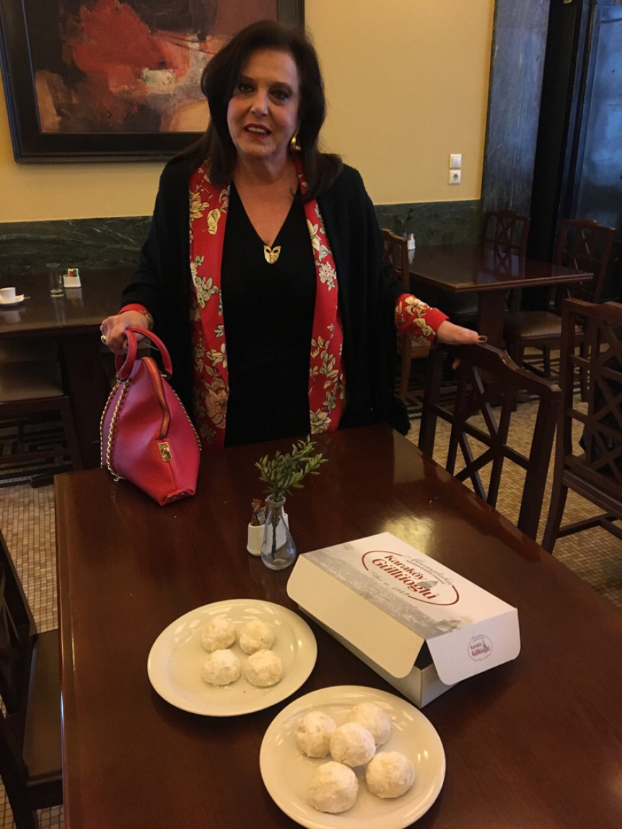 Η Μεγαλοοικονόμου μοίρασε 147... κουραμπιέδες στους βουλευτές που ΔΕΝ ψήφισαν τη Συμφωνία των Πρεσπών