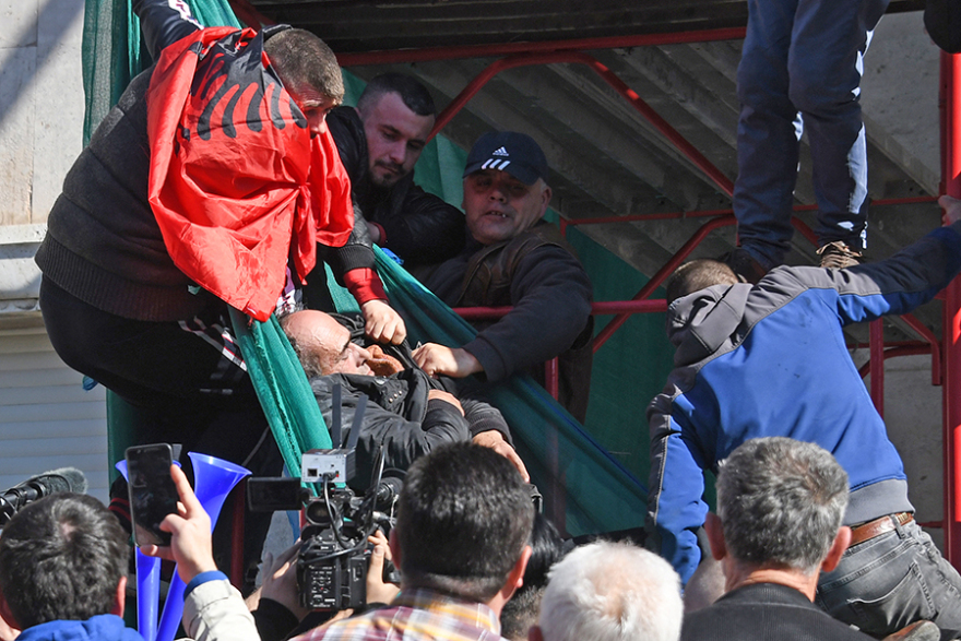 Αλβανία: Χιλιάδες διαδηλωτές στους δρόμους - Προσπάθησαν να μπουν στο πρωθυπουργικό μέγαρο