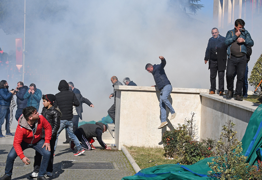 Αλβανία: Χιλιάδες διαδηλωτές στους δρόμους - Προσπάθησαν να μπουν στο πρωθυπουργικό μέγαρο