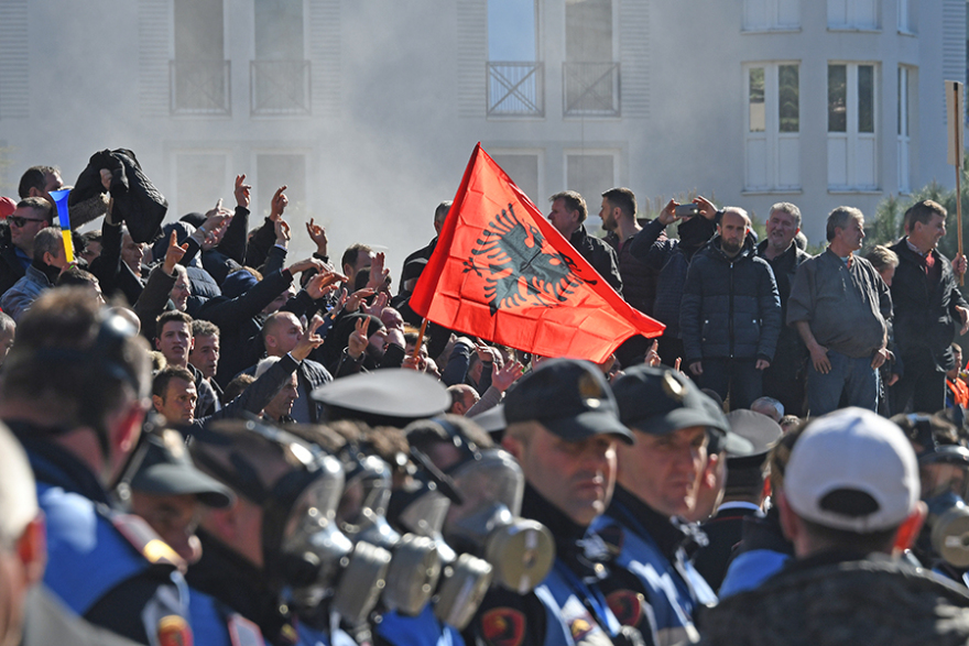 Αλβανία: Χιλιάδες διαδηλωτές στους δρόμους - Προσπάθησαν να μπουν στο πρωθυπουργικό μέγαρο