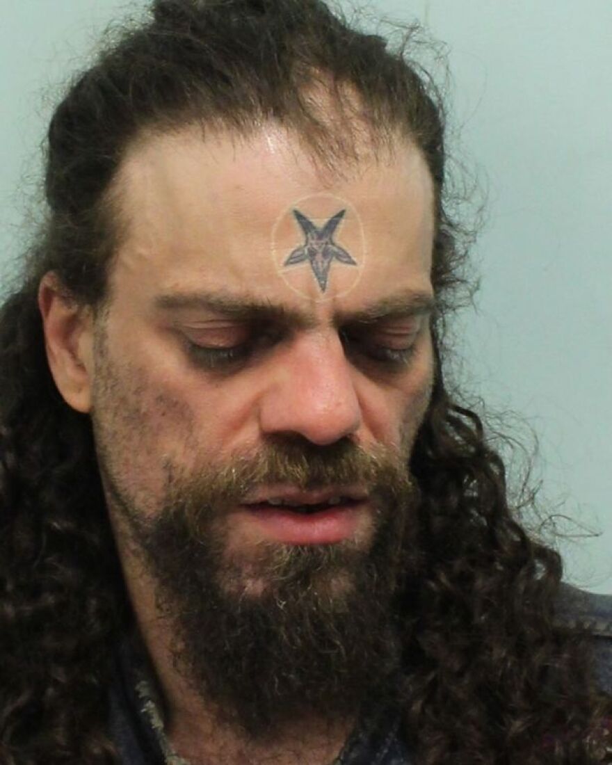 Βρετανοκύπριος σατανιστής που εκτίει ποινή για βιασμό «γκρινιάζει» ότι δεν του φέρονται καλά στη φυλακή