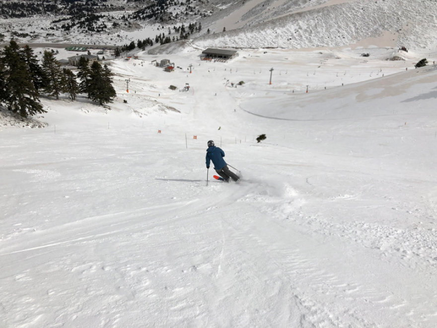 Για σκι στο Χιονοδρομικό Καλαβρύτων ο Αμερικανός πρέσβης Τζέφρι Πάιατ