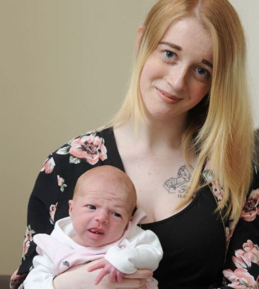 Νεογέννητο μωράκι άνοιξε το στόμα του να κλάψει και άφησε... «ξερές» τις μαίες και τη μαμά του!