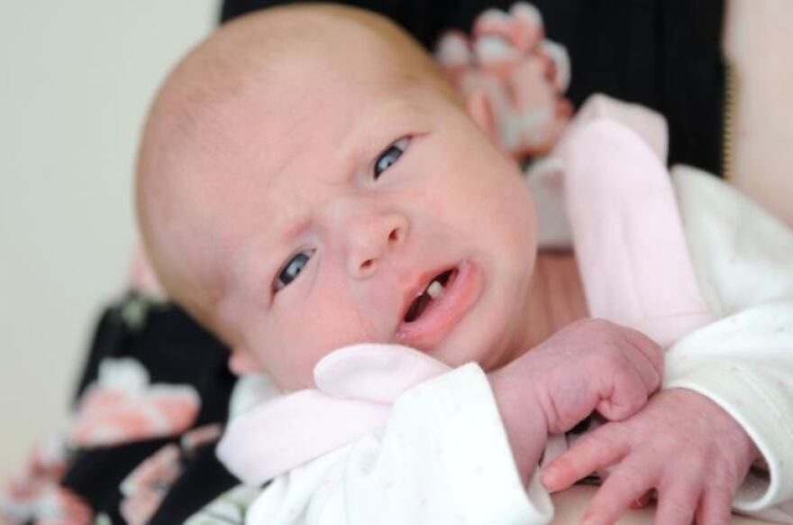 Νεογέννητο μωράκι άνοιξε το στόμα του να κλάψει και άφησε... «ξερές» τις μαίες και τη μαμά του!
