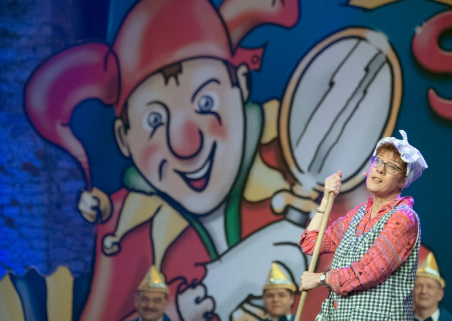 Ανεγκρέτ Κραμπ - Κάρενμπαουερ: Σε ρόλο... καθαρίστριας η επικεφαλής του CDU