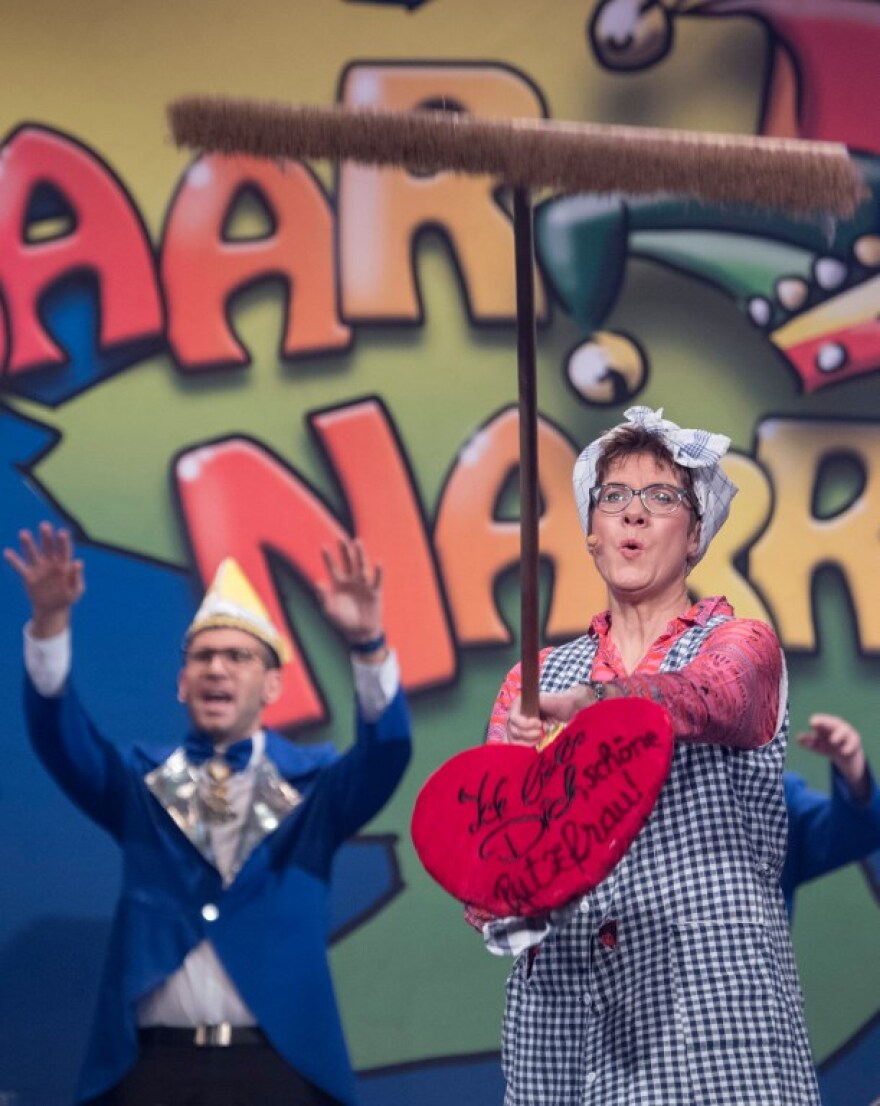 Ανεγκρέτ Κραμπ - Κάρενμπαουερ: Σε ρόλο... καθαρίστριας η επικεφαλής του CDU