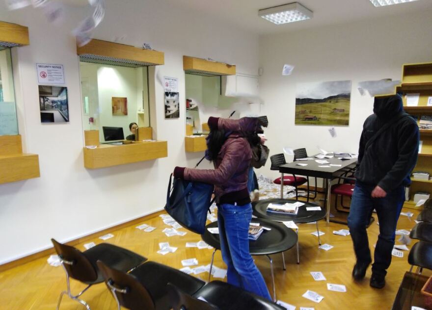 Μέλη του Ρουβίκωνα πέταξαν τρικάκια στην πρεσβεία της Ελβετίας