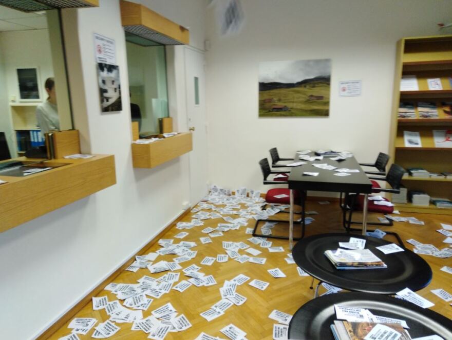 Μέλη του Ρουβίκωνα πέταξαν τρικάκια στην πρεσβεία της Ελβετίας