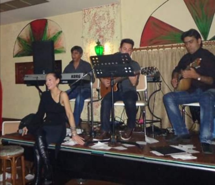 Η κόρη του Ρωχάμη έγινε τραγουδίστρια και ανάβει «φωτιές» στις πίστες