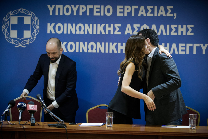 Με αγκαλιές και φιλιά από Αχτσιόγλου - Ηλιόπουλο παρέλαβε το υφυπουργείο Εργασίας ο Μπάρκας 
