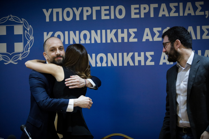 Με αγκαλιές και φιλιά από Αχτσιόγλου - Ηλιόπουλο παρέλαβε το υφυπουργείο Εργασίας ο Μπάρκας 
