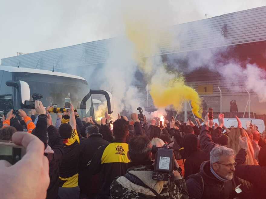 Βίντεο: Προσγειώθηκε η «παγκόσμια» ΑΕΚ, υποδοχή από οπαδούς