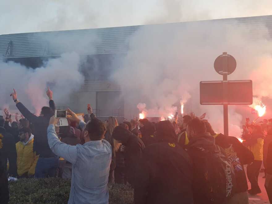 Βίντεο: Προσγειώθηκε η «παγκόσμια» ΑΕΚ, υποδοχή από οπαδούς