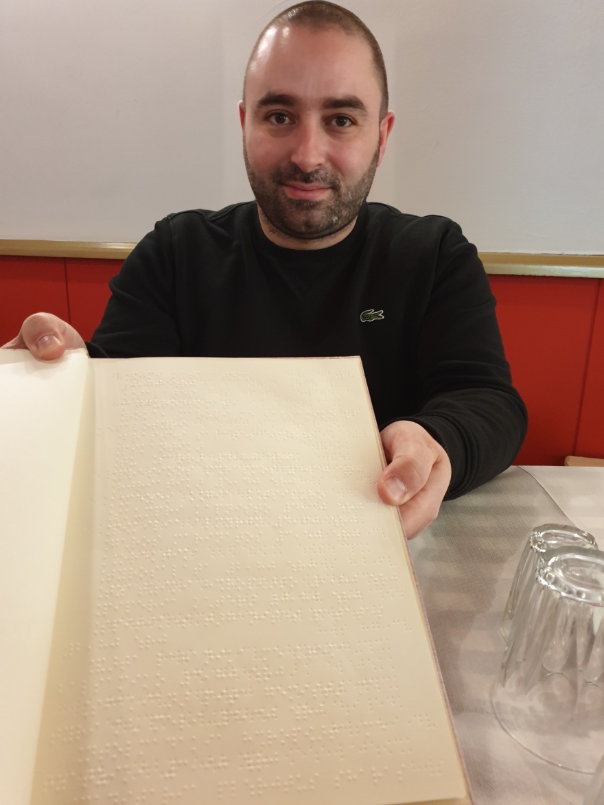 Καβάλα: Εστιατόριο προσφέρει το μενού του σε γραφή Μπράιγ 