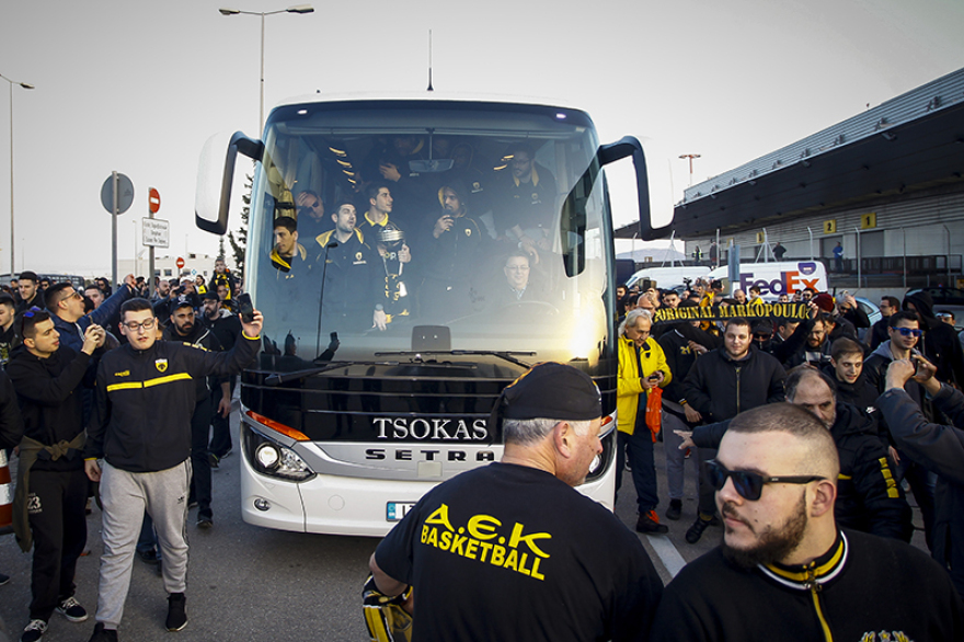 Βίντεο: Προσγειώθηκε η «παγκόσμια» ΑΕΚ, υποδοχή από οπαδούς