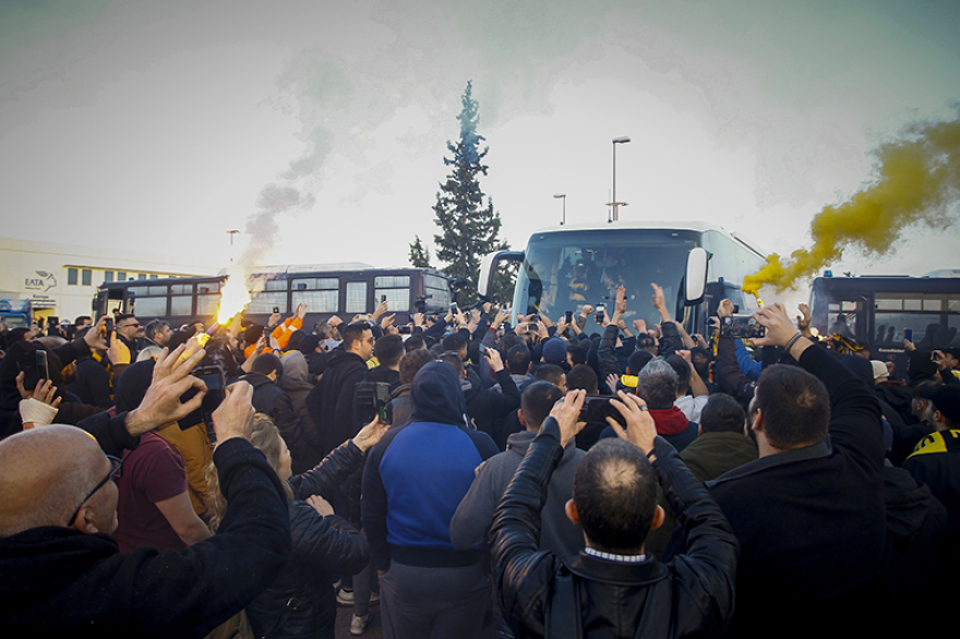 Βίντεο: Προσγειώθηκε η «παγκόσμια» ΑΕΚ, υποδοχή από οπαδούς