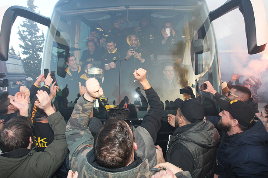 Βίντεο: Προσγειώθηκε η «παγκόσμια» ΑΕΚ, υποδοχή από οπαδούς