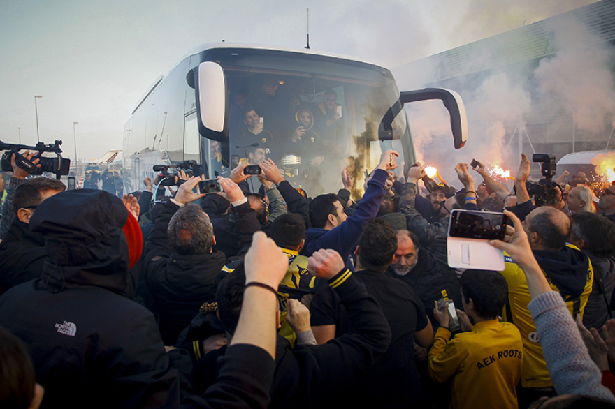 Βίντεο: Προσγειώθηκε η «παγκόσμια» ΑΕΚ, υποδοχή από οπαδούς