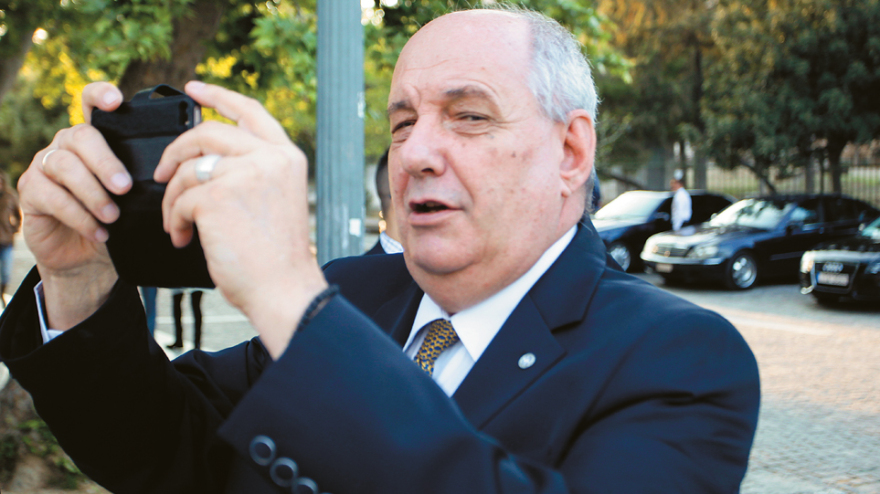 Τα 104 ταξίδια του «Μάρκο Πόλο της κυβέρνησης» Τέρενς Κουίκ