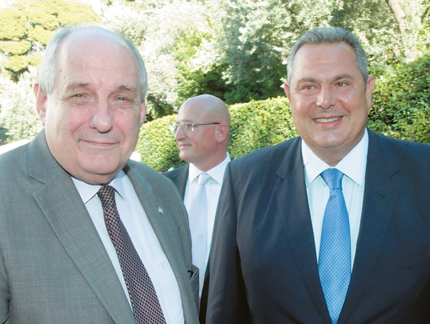 Τα 104 ταξίδια του «Μάρκο Πόλο της κυβέρνησης» Τέρενς Κουίκ