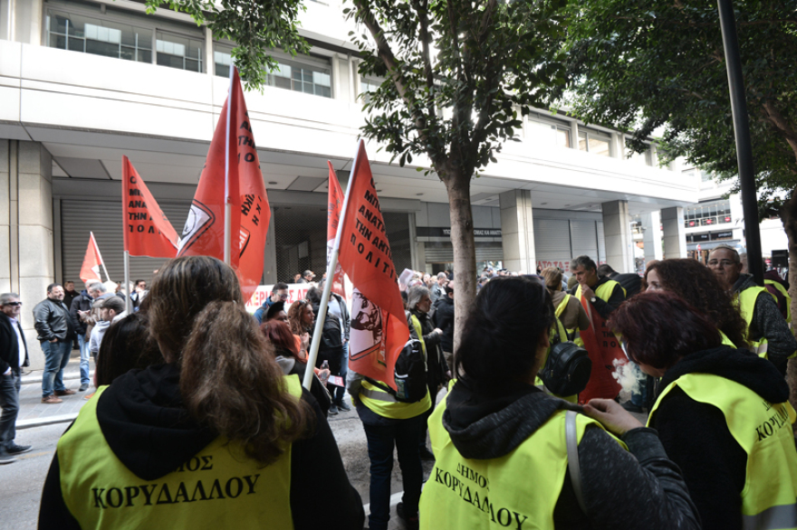 Έφοδος στο υπουργείο Οικονομικών - Διαμαρτυρία για την περικοπή των βαρέων και ανθυγιεινών