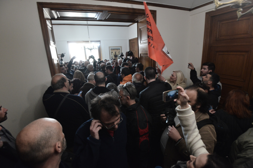 Έφοδος στο υπουργείο Οικονομικών - Διαμαρτυρία για την περικοπή των βαρέων και ανθυγιεινών