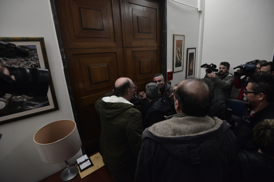 Έφοδος στο υπουργείο Οικονομικών - Διαμαρτυρία για την περικοπή των βαρέων και ανθυγιεινών