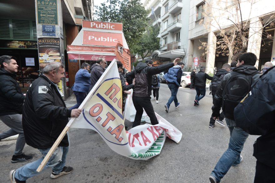 Έφοδος στο υπουργείο Οικονομικών - Διαμαρτυρία για την περικοπή των βαρέων και ανθυγιεινών