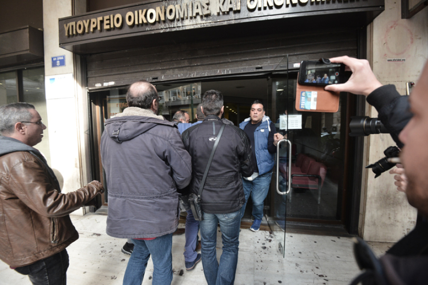 Έφοδος στο υπουργείο Οικονομικών - Διαμαρτυρία για την περικοπή των βαρέων και ανθυγιεινών