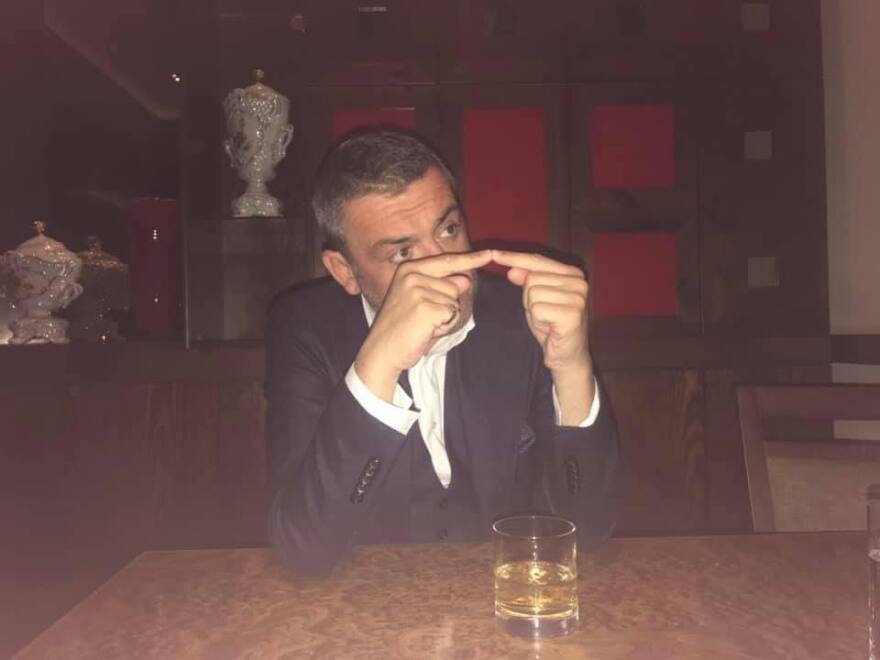 Ο «Μανόλο του Παππά» φωτογραφίζεται αλά Πατσίνο στο Λονδίνο