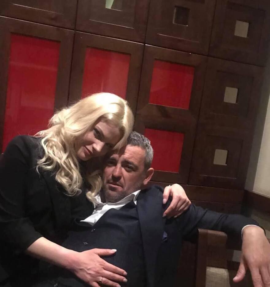 Ο «Μανόλο του Παππά» φωτογραφίζεται αλά Πατσίνο στο Λονδίνο