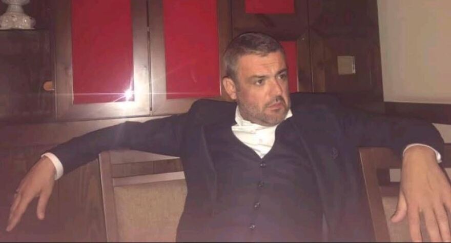 Ο «Μανόλο του Παππά» φωτογραφίζεται αλά Πατσίνο στο Λονδίνο