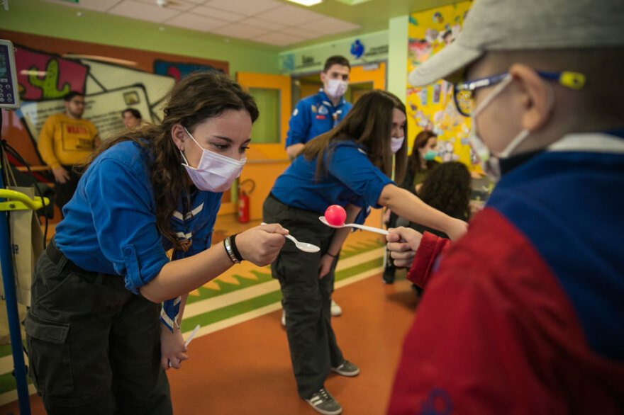 Οι πρόσκοποι δίπλα στα παιδιά της «Ελπίδας»