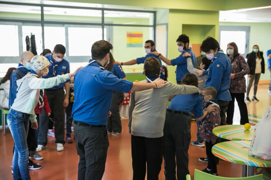 Οι πρόσκοποι δίπλα στα παιδιά της «Ελπίδας»