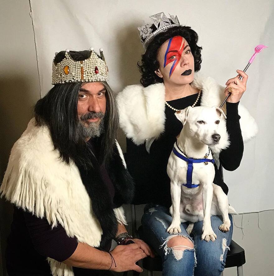 Η εντυπωσιακή μεταμόρφωση της Σμαράγδας Καρύδη σε βασίλισσα του Banksy