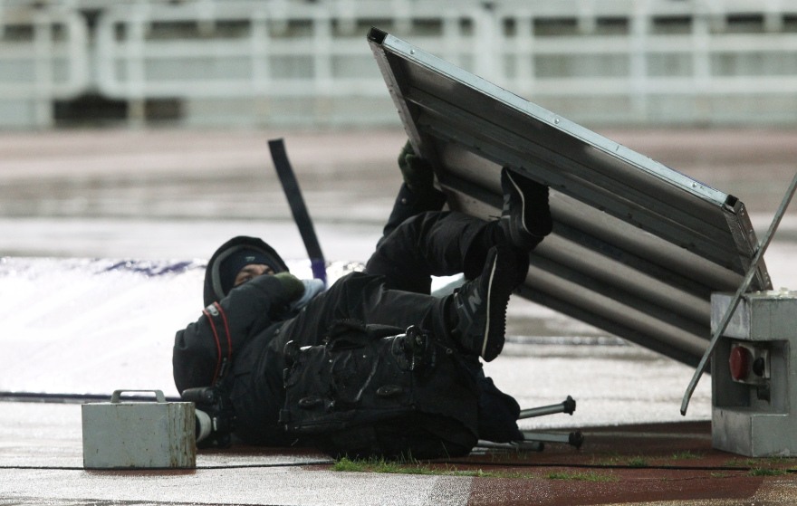 Η κακοκαιρία «Ωκεανίς» χτύπησε και το ΟΑΚΑ: Κινδύνευσε φωτογράφος από πτώση πινακίδας