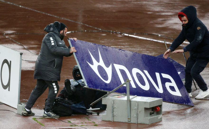 Η κακοκαιρία «Ωκεανίς» χτύπησε και το ΟΑΚΑ: Κινδύνευσε φωτογράφος από πτώση πινακίδας