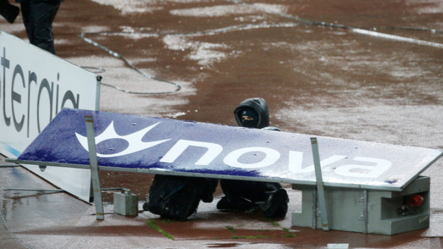 Η κακοκαιρία «Ωκεανίς» χτύπησε και το ΟΑΚΑ: Κινδύνευσε φωτογράφος από πτώση πινακίδας