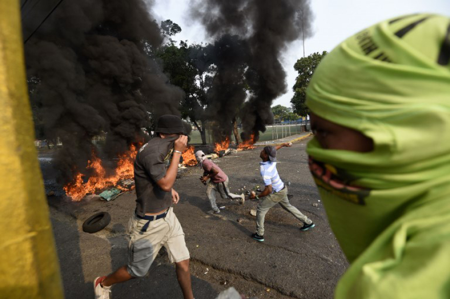 Χάος στη Βενεζουέλα: Βίαιες συγκρούσεις με νεκρούς - Έκαψαν φορτηγό με ανθρωπιστική βοήθεια