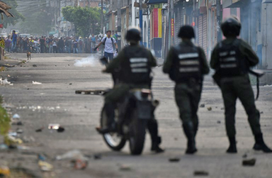 Χάος στη Βενεζουέλα: Βίαιες συγκρούσεις με νεκρούς - Έκαψαν φορτηγό με ανθρωπιστική βοήθεια